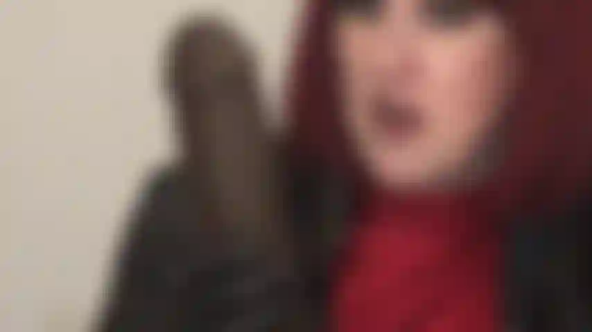 Herrin zwinkert dir zu, während sie den großen schwarzen schwanz streichelt. Willst du diesem großen schwarzen schwanz nicht einen kleinen kuss geben?