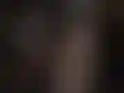 Herrin vivians sexy übereinandergeschlagene beine in einer ganz besonderen strumpfhose mit glitzerndem strumpfbandmuster und peeptoe-pumps aus der nähe.