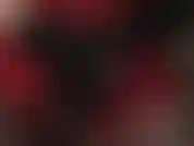 Heiße rote satinshorts und ein schwarzer 8-zoll-strapon.