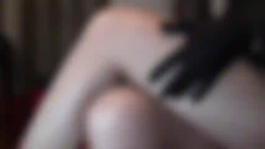 Beine, beine, beine – von den beinen von herrin vivian können sie nicht genug bekommen. Ob in hauchdünnen, hautfarbenen nylons oder ganz nackt, nichts bringt ihren schwanz so zum pochen wie diese wohlgeformten beine und dieser tolle arsch.