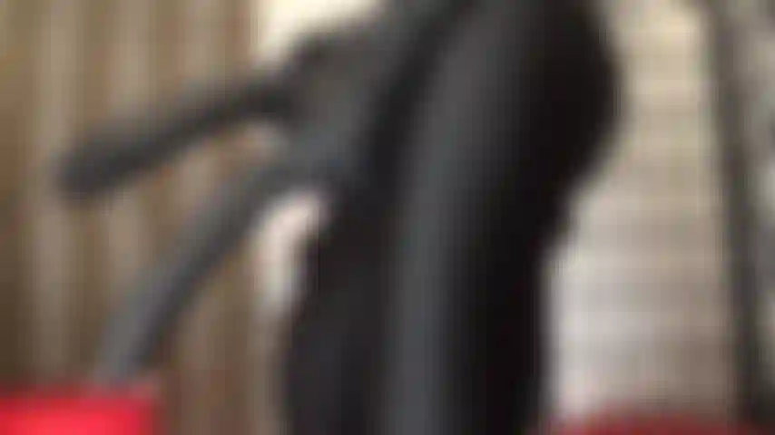 Herrin trägt ihre beiden größten schwarzen strap-ons, um dich dieses mal richtig auszufüllen!