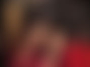 Rote latexhandschuhe und ein dicker schwarzer strapon. Die herrin weiß, wie sie dich mit glänzenden gummihandschuhen und einem großen schwarzen schwanz necken kann.