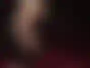 Mit unglaublich hohen fußgewölben – die nackten füße von herrin vivian machen dich schwach. Mit posierenden sexy fußgewölben und baumelnden lederpumps.