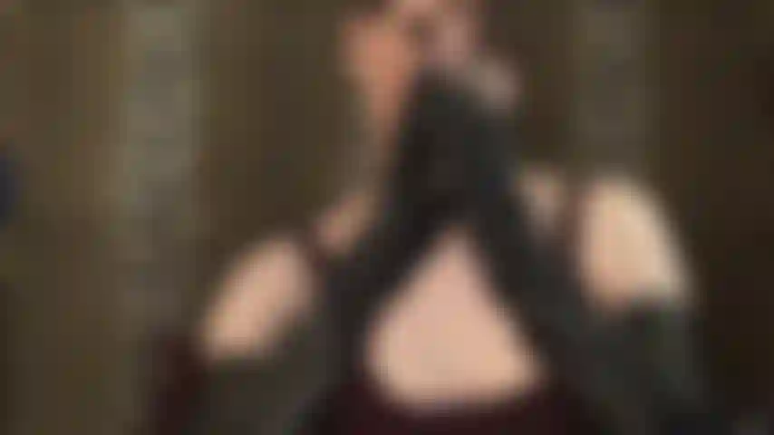 Eine herrin der lederhandschuhe – wie sehr möchten sie diese wunderschönen, weichen, schwarzen lederhandschuhe spüren, die ihren mund bedecken und ihren körper berühren …?