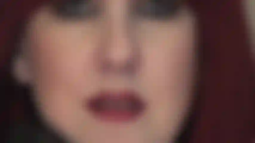 200710-0012- Nahaufnahme mit glänzend roten lippen und gesicht.