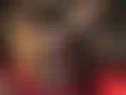 Glitzernde strumpfhosen, schwarzer latex-minirock, handjob mit handschuhen, arschverehrung.