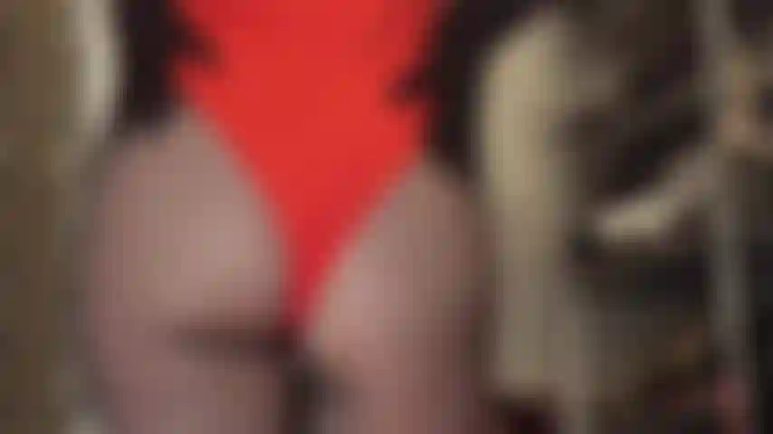 Bete meinen strumpfhosenpo an und putze meine glänzenden stiefel.