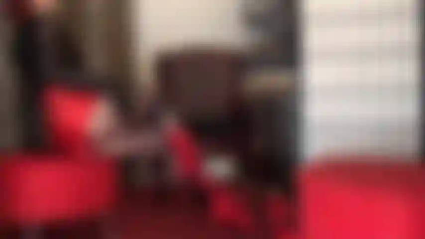 Heiße rote satinshorts und lackstiefeletten, dazu ein nylonbody, lederhandschuhe und hauchdünne strumpfhosen. Mmmmm, sexy!