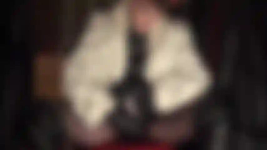 Herrin macht dich geil auf ihr wundervolles schwarzes leder und fell, während sie ihren großen schwanz wichst.