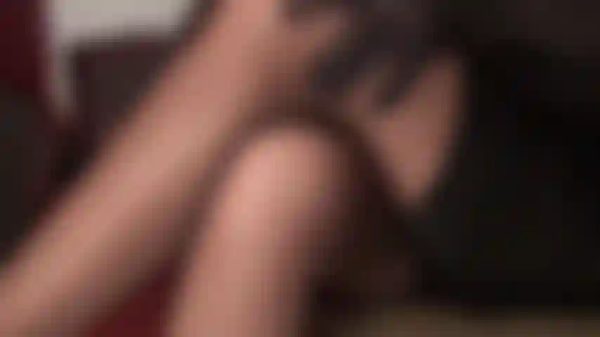 Findom, tease and denial, hautnah und ganz persönlich – die strumpfhosenschenkel der herrin mit dem blick dazwischen wecken tief in dir begierden.