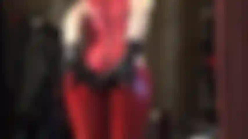 Arschverehrung und handjob mit latexhandschuhen auf einem schwarzen dildo – herrin vivian poliert ihren arsch im latex-catsuit und melkt den schwanz anschließend mit viel gleitmittel und spucke trocken.