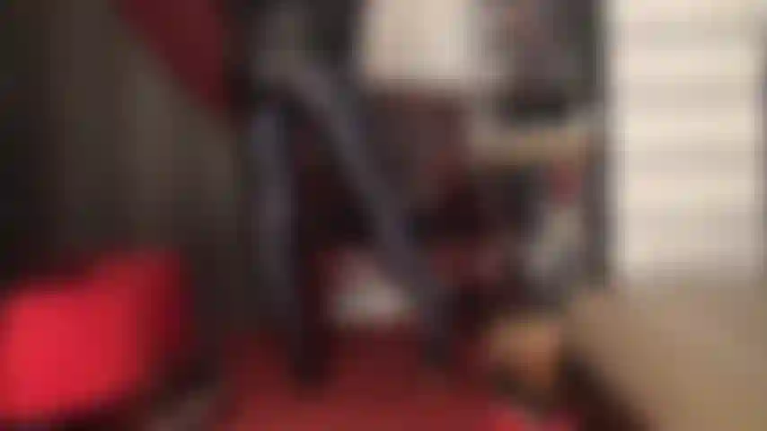 Herrin, neckt den strumpfhosenliebhaber in superglänzenden grauen spandex-strumpfhosen und sexy absätzen.