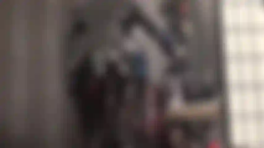 Herrin neckt den pvc-liebhaber in ihrem engen, glänzenden catsuit, während sie ihren sklavenschwanz gnadenlos wichst.