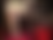 Eine krankenschwester aus weißem latex – herrin vivian, gekleidet als sexy milchfrau in weißem gummi, weißen absätzen und glänzenden strumpfhosen. Genieße arschverehrung, neckische nylonbeine und einen handjob mit handschuhen.