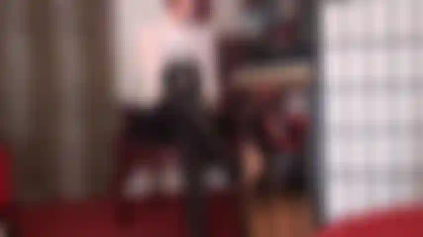 Medizinische latexhandschuhe auf lederhandschuhen – würde es ihnen nicht gefallen, die handschuhschichten der herrin über ihren ganzen körper und in ihren engen hintern gleiten zu spüren …