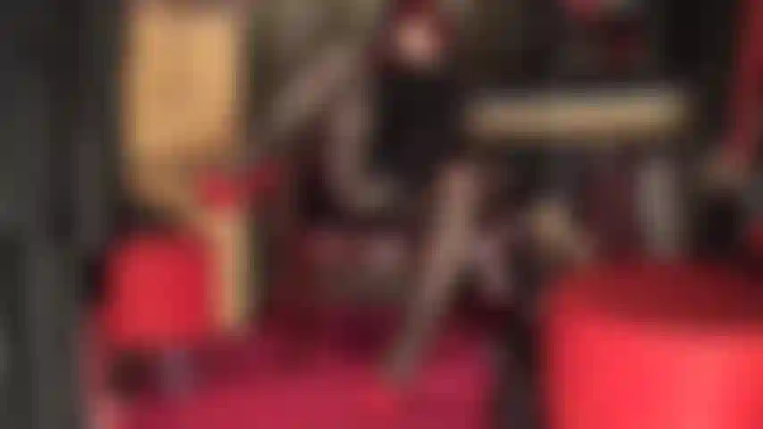 Beinanbetung und strap-on – die herrin weiß, dass ihre mit strumpfhosen bedeckten beine sie einfach absolut verrückt machen werden, besonders, weil sie zu einem lecker aussehenden großen schwanz führen.