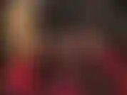 Facesitting und strapon-dominanz – in glänzenden strumpfhosen, mehrlagigen spitzenstrümpfen und stiefeln stößt die herrin ihren riesigen weißen schwanz tief in deine ficklöcher, während du meinen arsch anbetest.