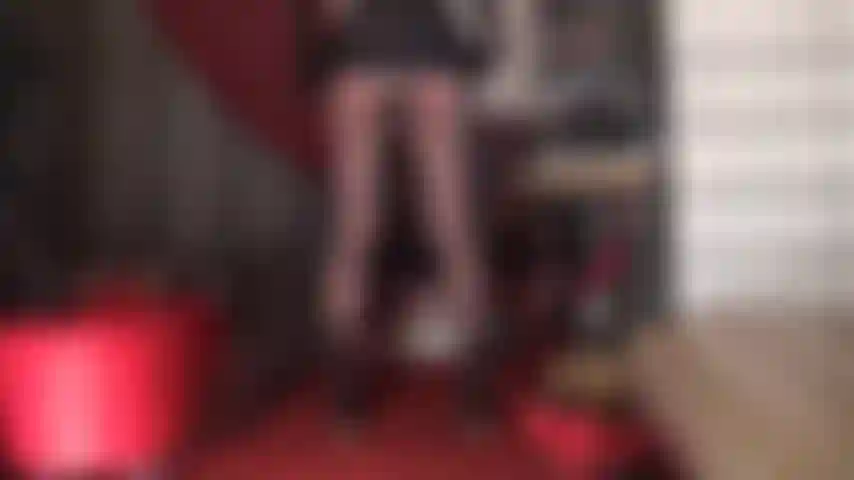 Luxuriös gemusterte satinhöschen in braun und gold – ihre göttin macht sie süchtig nach dieser seidigen unterwäsche und neckt sie mit upskirt-ansichten.