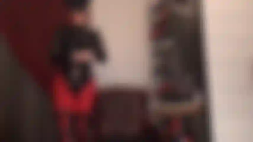 Eine grausame fetischherrin mit einem riesigen schwarzen strap-on, die dir mit einem dicken, braunen, mit spucke getränkten schwanz für deine kehle die ficksahne verpasst, die du verdienst.