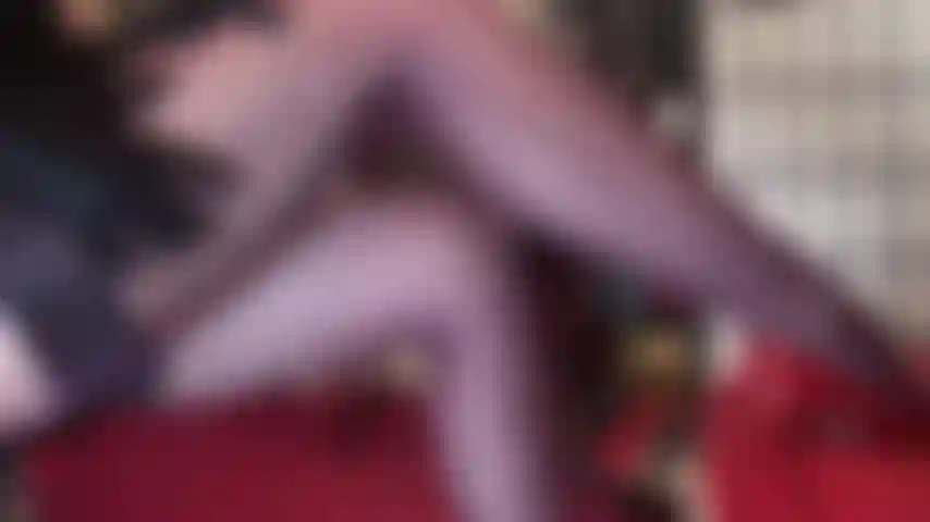 Herrin macht sie schwach für ihre beine, ihren hintern und ihre füße in lilafarbenen strumpfhosen und strümpfen.