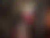 Ein heißes gummi-fetisch-outfit mit medizinischer maske, strümpfen und weitem latexrock, unter dem die herrin einen großen schwanz hat, mit dem sie dich ficken kann.