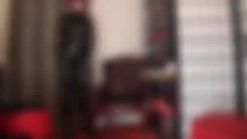 Pvc-fetischistin – bewundern sie die glänzenden kurven von herrin vivian in diesem schwarzen vinyl-catsuit mit overknee-stiefeln und lederhandschuhen.