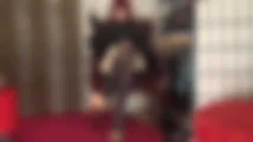 Reitgerte und fußfetisch – die herrin reibt dir ihre stinkenden füße ins gesicht. Trau dich, den kopf nach hinten zu bewegen, und du wirst meine peitsche spüren!