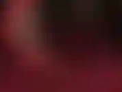 Fuß-teaser in dunklen strumpfhosen und roten riemchensandaletten. Genießen sie eine seitenansicht der fußgewölbe von herrin vivian in offenen absätzen sowie dangling und schuhspiele.