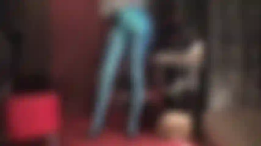 Was für ein tolles fetisch-outfit – sehen sie sich diese unglaublich kraftvollen, glänzenden beine und den hintern in aquamarinblauen satinshorts auf pfauenblauen leohex-spandex-strumpfhosen an.