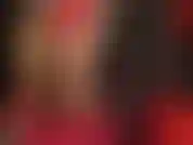 Eine göttin aus glänzendem latex und nylon.