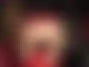 Sexy strumpfhosen-arsch-verehrung – herrin neckt mit ihrem schönen arsch in einem engen roten kleid und glänzenden strumpfhosen darunter.