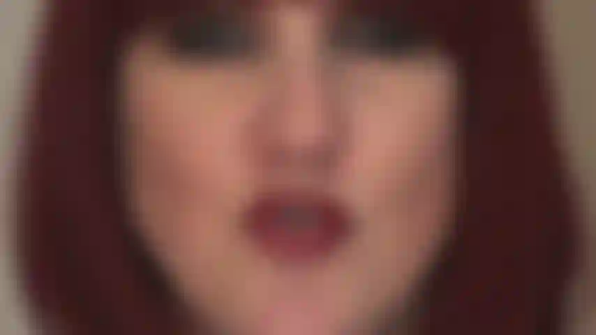 ( Teil 1/2, gesichts- und schwanzverehrung) – die herrin macht dich schwach und unterwürfig, während sie mit ihren stechenden augen, ihren glänzenden lippenstiftlippen und ihrer sinnlichen zunge deine eier und dein portemonnaie leert. Die herrin streichelt einen großen schwarzen schwanz und alles, was du willst, ist, diese ladung sperma zu schlucken.