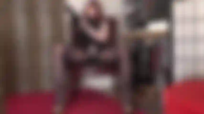 Herrin vivian streichelt ihren großen strap-on-schwanz mit seidigen nylonstrümpfen an ihren armen und lädt sie ein, auch mit nylon an ihren händen mitzustreicheln.