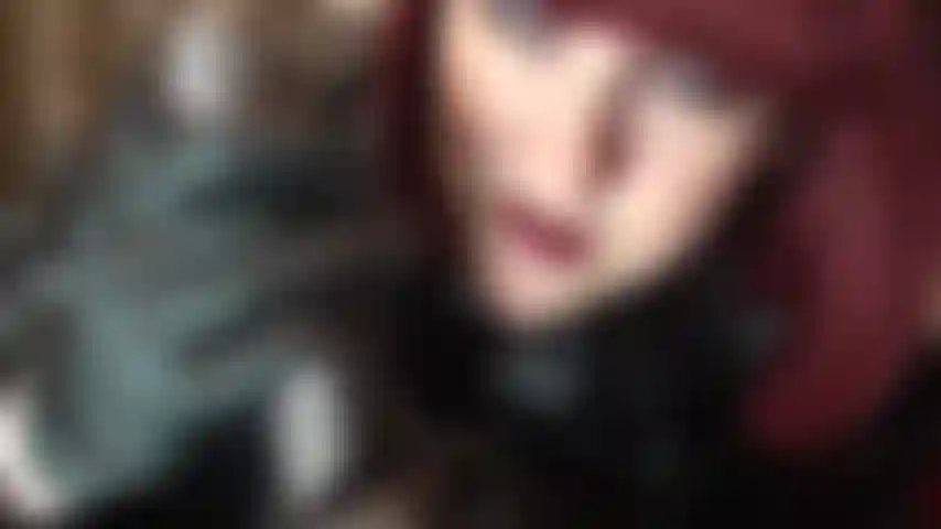 Eine ledergöttin mit einem 20 cm langen schwarzen schwanz – sie weiß, was du jetzt brauchst. Du sehnst dich nach einem großen schwanz, der dich von hinten vögelt, deine hüften packt und dich dazu bringt, den schaft in seiner ganzen länge aufzunehmen, nur mit einem hauch spucke befeuchtet.