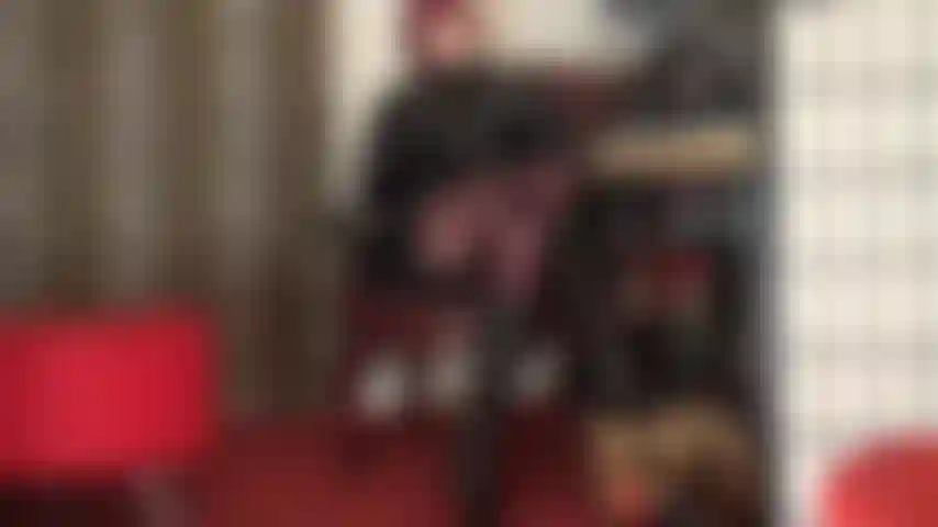 Das lack-outfit ist extra glänzend, aber du hast nur augen für die dunkelbraunen blickdichten strumpfhosen der herrin.