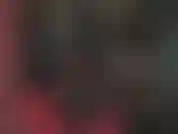 Die herrin trägt ein sexy, glänzendes vinylkleid und hohe stiefel. Ich weiß einfach, dass es dir spaß machen würde, deinen wertlosen sklavenschwanz an diesem perfekten, glänzenden arsch zu reiben.