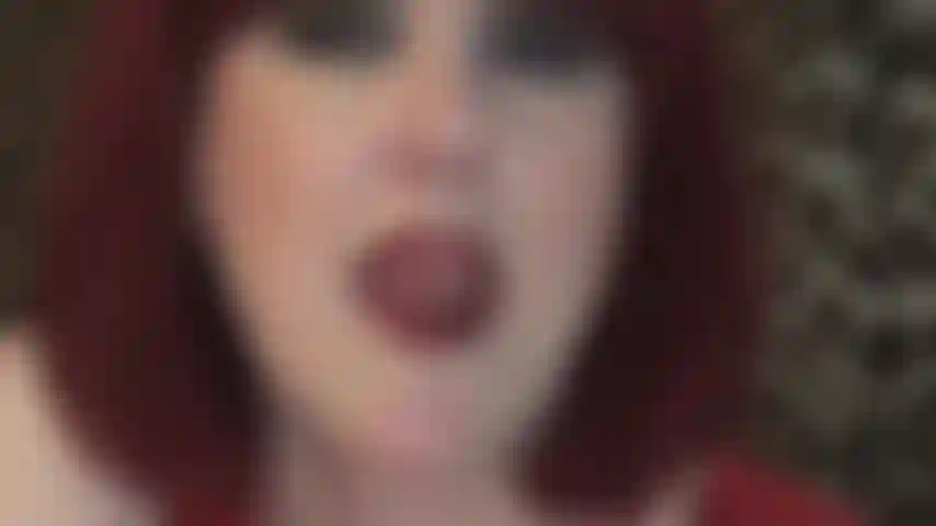 Heißer, dunkelroter lippenstift, mund und zungenreiz.