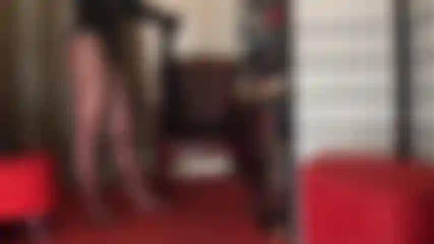 Unwiderstehliche beine in strumpfhosen im leopardenmuster-strumpfhalter-look und hohen plateauschuhen.