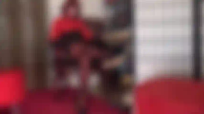 Beinverehrung in roten strümpfen, strapon-dominanz.