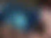 Enges blaues latexkleid.