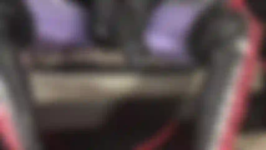 Mit spucke getränkte, riesige bbcs in deinem hals – auf dem rücken liegend, mit weit geöffneten augen und herausgestreckter zunge bettelst du darum, jeden zentimeter dieser riesigen schwänze zu befriedigen, ob weiß oder schwarz.