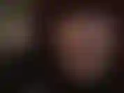 Herrin vivian streichelt sanft den schwanz ihres sklaven mit weichen lycra-handschuhen, während sie mit ihrer sehr heißen zunge und ihren roten lippen neckt ...