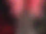 Rote lederhandschuhe und sinnlicher spuckfetisch – riechen und schmecken sie den spucke der herrin aus ihren wunderschönen, in rotes leder gehüllten handflächen. Eine echte fetisch-session.