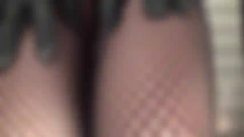 Netzstrümpfe, pvc-body und superglänzende strumpfhosen übereinander. Wow, so glänzend!