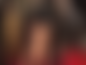 Fußfetischistin und strapon-dominanz – genieße meine perfekten, weichen nackten füße, während ich einen meiner großen weißen gummischwänze streichle.