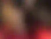 Bewundern sie die langen, schlanken beine ihrer nylongöttin in sehr transparenten, hautfarbenen, gestreiften strumpfhosen.