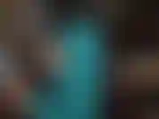 Blaue satinhose und extrem hohe plateau-heels – die herrin wichst die langen 10 zoll chrom-heels mit schwarzen glanzhandschuhen und lässt dich ihren sexy arsch in diesen glanzjeans anbeten.