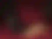 Die einen weichen, matschigen dildo in schwarzen lackstiefeln trampelt.