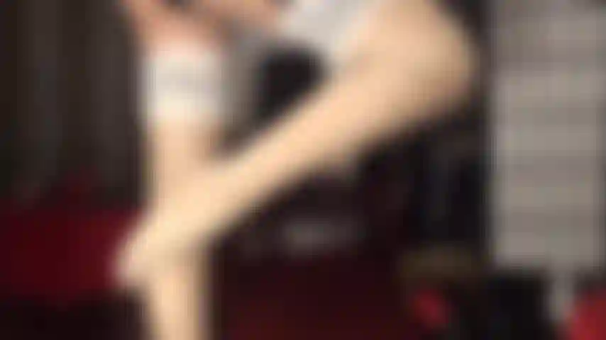 Glänzende nylonschichten machen die sissy geil auf schwänze – sehen sie zu, wie die herrin extra glänzende strümpfe, strumpfhosen und einen schwarzen schwanz hinzufügt, um ihnen freude zu bereiten.