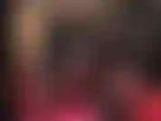 Eine pvc-liebende schwanzhure – die herrin trägt ihren glänzenden schwarzen vinyl-catsuit und stiefel und streichelt ihren schwanz für deinen spermahungrigen mund.